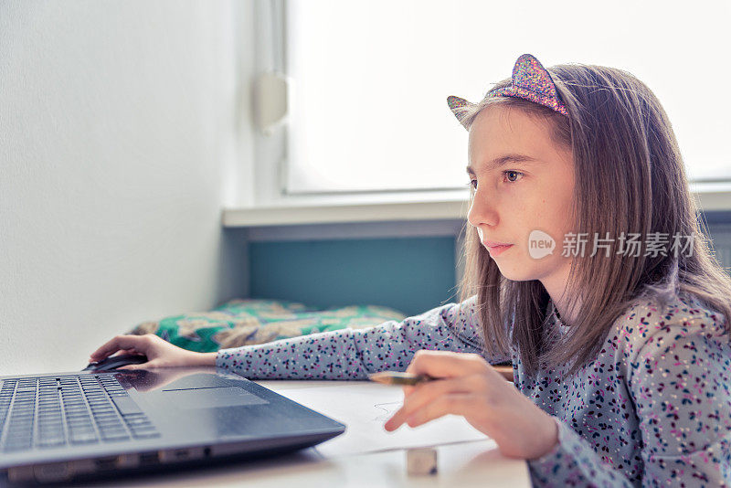新冠病毒隔离期间女学生在家用电脑学习