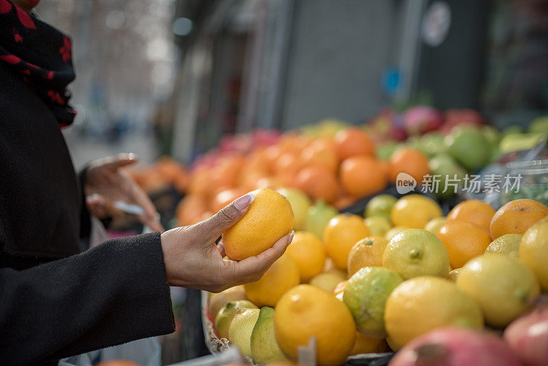 肤色不同的妇女在传统市场挑选水果