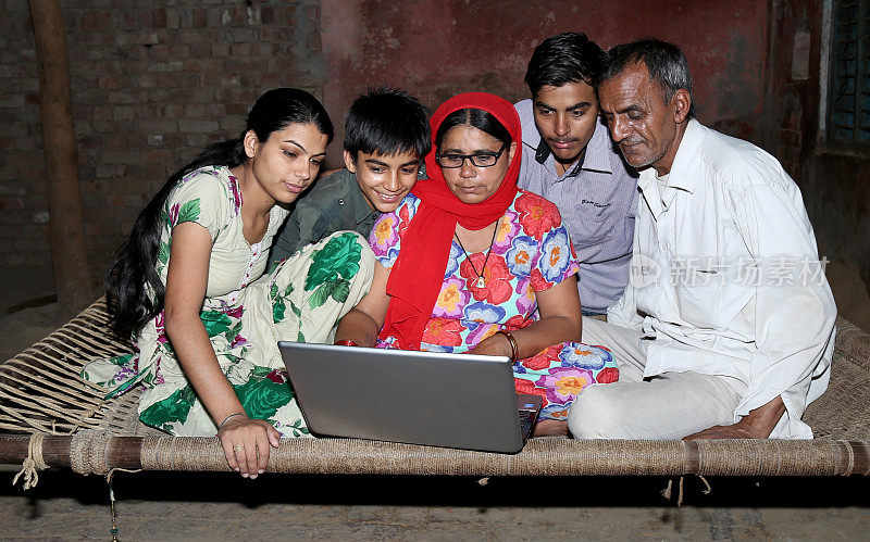 印度家庭在家里使用笔记本电脑