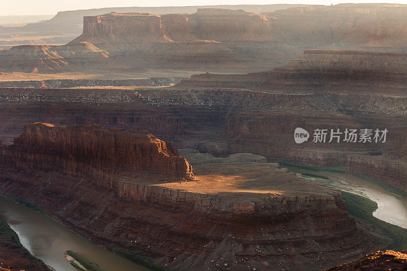 日落时分，美国犹他州科罗拉多河和峡谷地上空的死马点