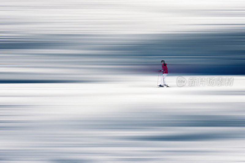 一个面目全非的滑雪者在滑雪