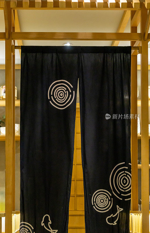 传统的日本窗帘