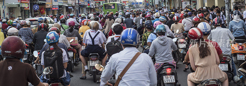 越南骑自行车的人在拥挤的街道上上下班