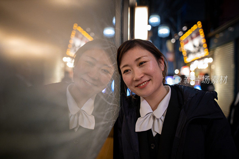 居酒屋街靠窗的快乐女人