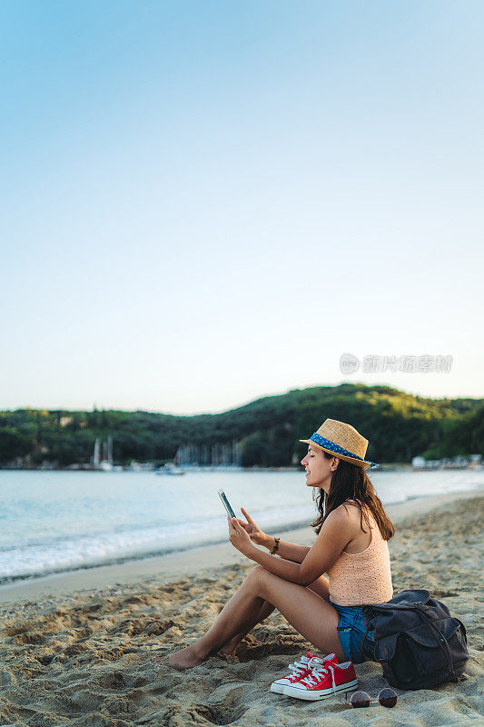 在沙滩上打电话的女人