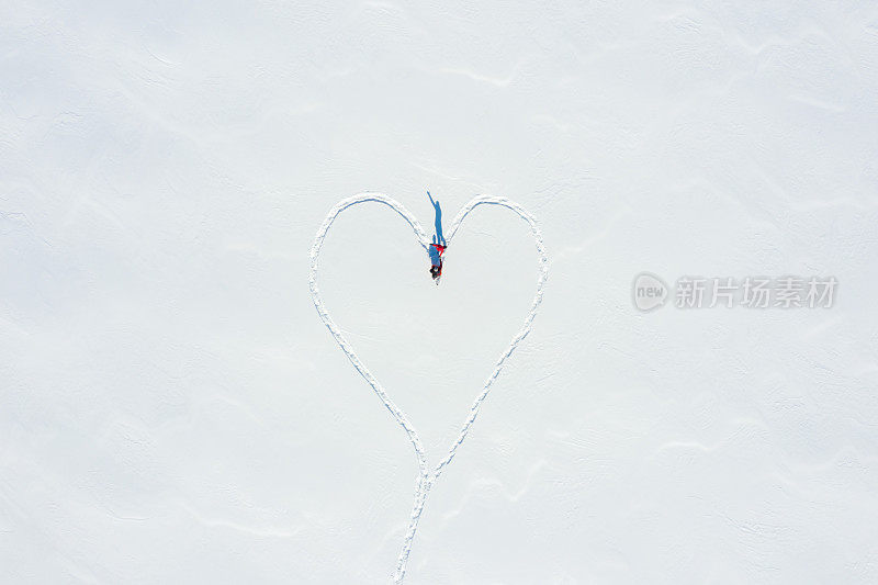 鸟瞰图一对夫妇在冬天穿雪鞋户外