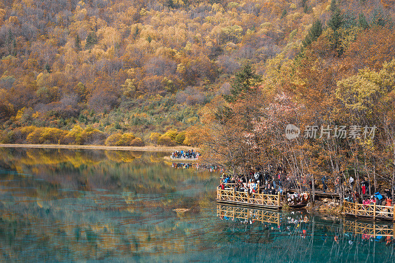 观赏风景优美的木山和湖泊景观，中国九寨沟国家公园