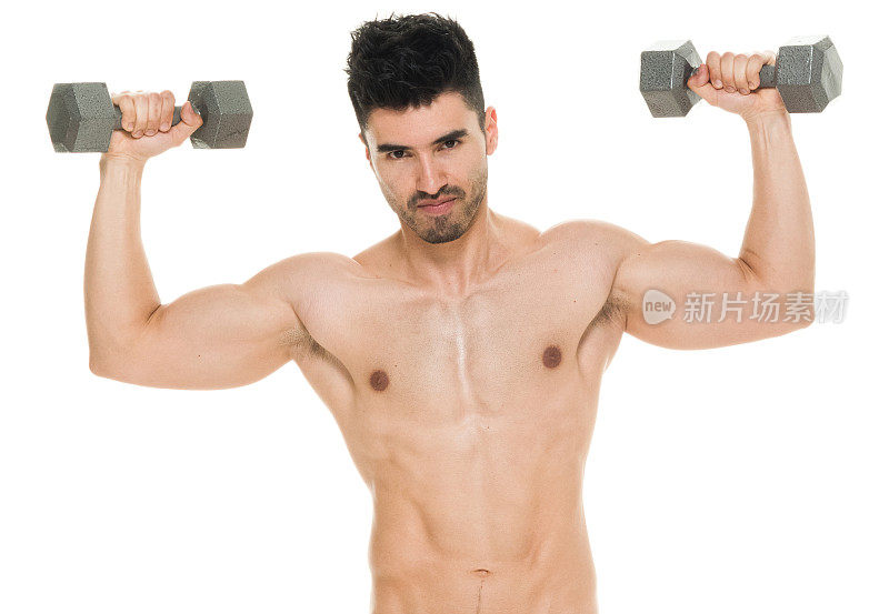 拉丁美洲和西班牙裔的年轻男性在白人背景下锻炼，积极地进行举重