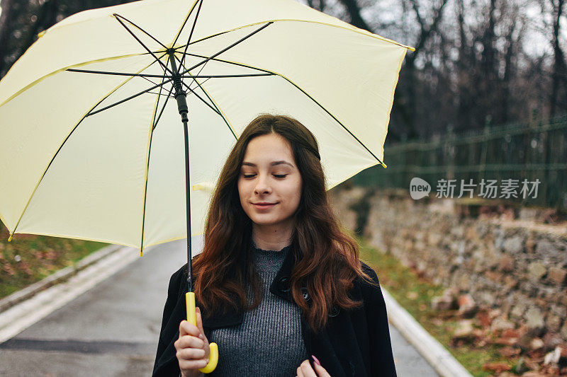 美丽的年轻女子享受着雨天