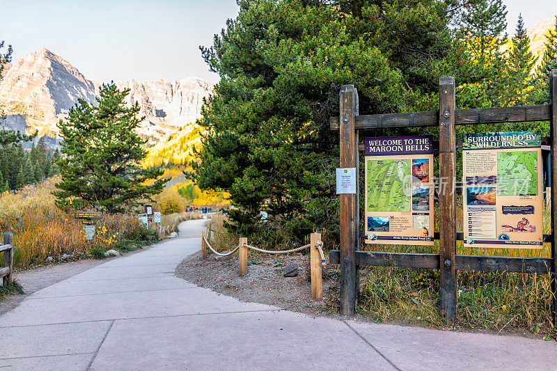 栗色铃铛湖早晨在科罗拉多州的秋天和欢迎标志在小路的头和路径