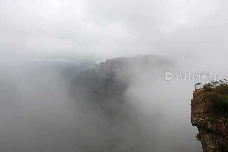 山透过雾从天堂岩