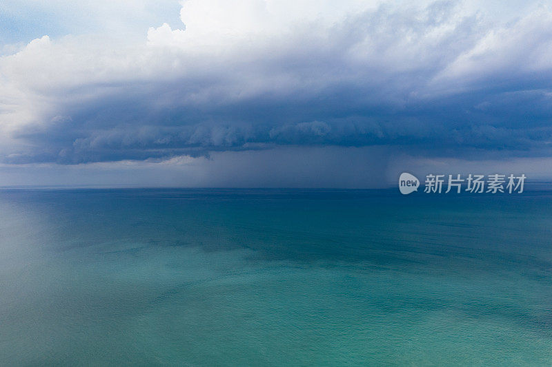 巴厘岛-蓝绿色的海洋，和大雨云的背景