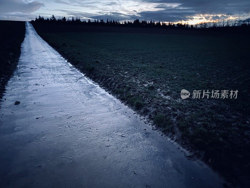 夜晚诡异的乡村道路和风景