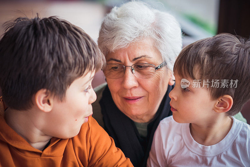 孙子们听奶奶说话。