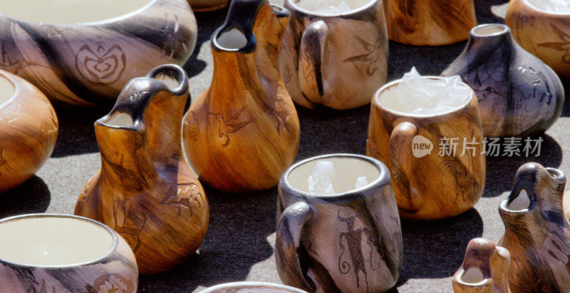 在一个阳光明媚的日子里出售的印第安人(纳瓦霍人)马鬃陶器(碗、水罐和杯子)