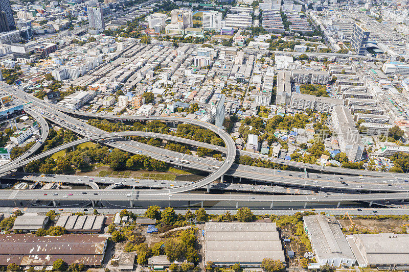 无人机鸟瞰泰国首都曼谷的高速公路和立交桥交叉口道路的建筑结构和交通概念