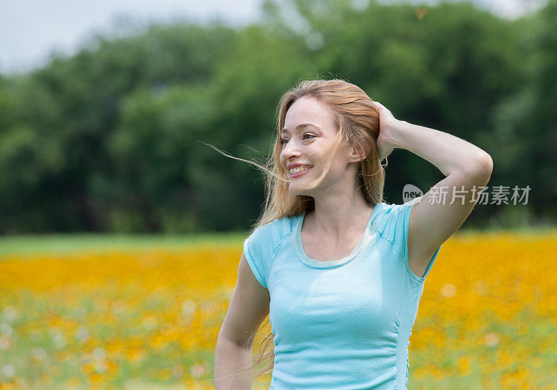 在野花丛中微笑的女人