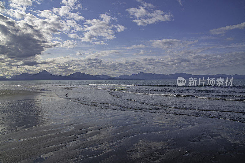 阿拉斯加海岸的海滩，面向太阳