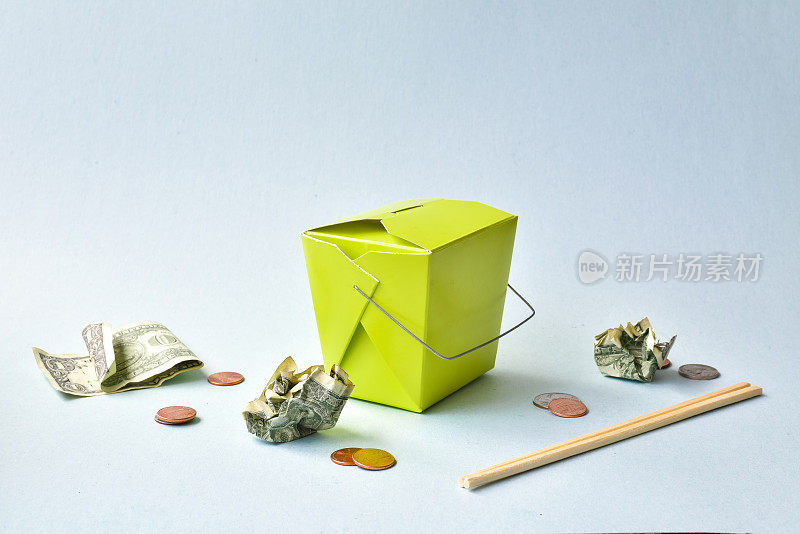 中国菜外卖盒附近的零钱-成本概念