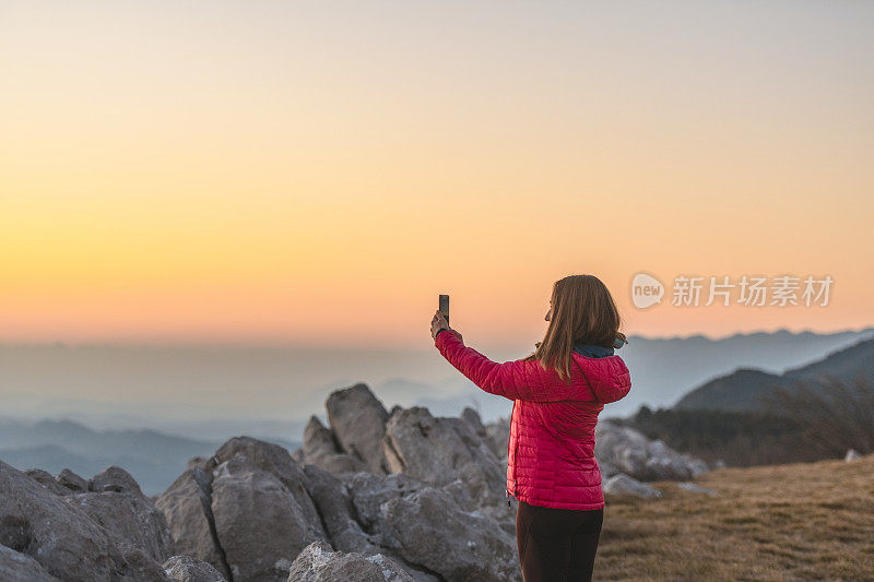 女运动员在山上自拍