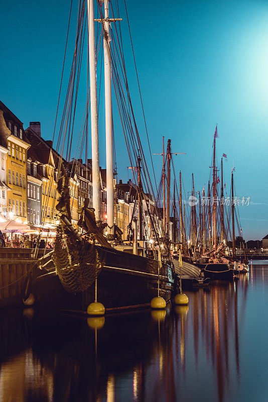 丹麦哥本哈根尼哈芬运河的船只和游艇