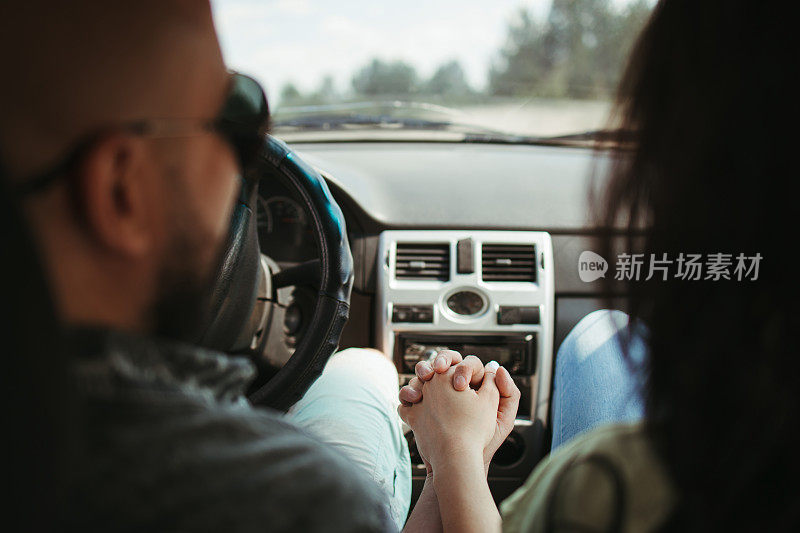 一对年轻快乐的夫妇开车旅行