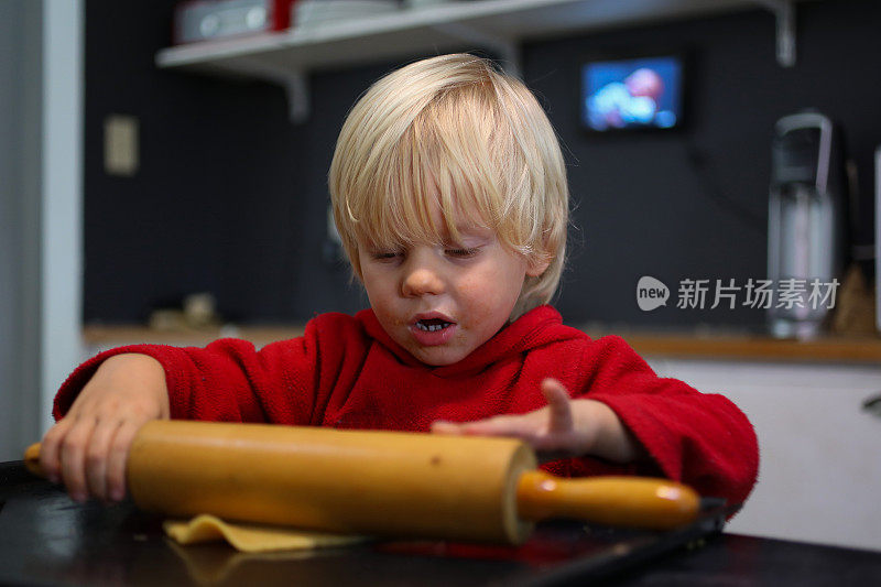 一个蹒跚学步的孩子在烤饼干