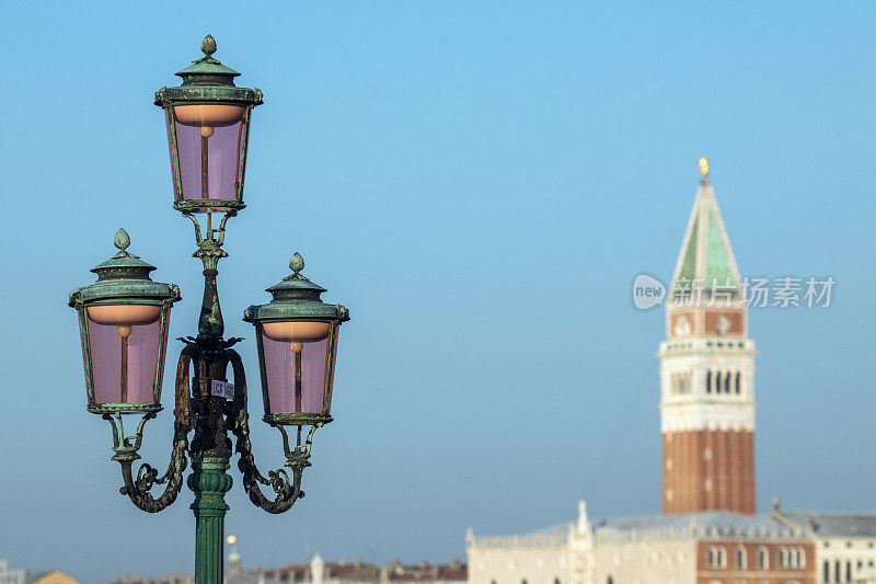 灯柱细节和风景的圣马可的康帕尼勒，威尼斯，意大利。