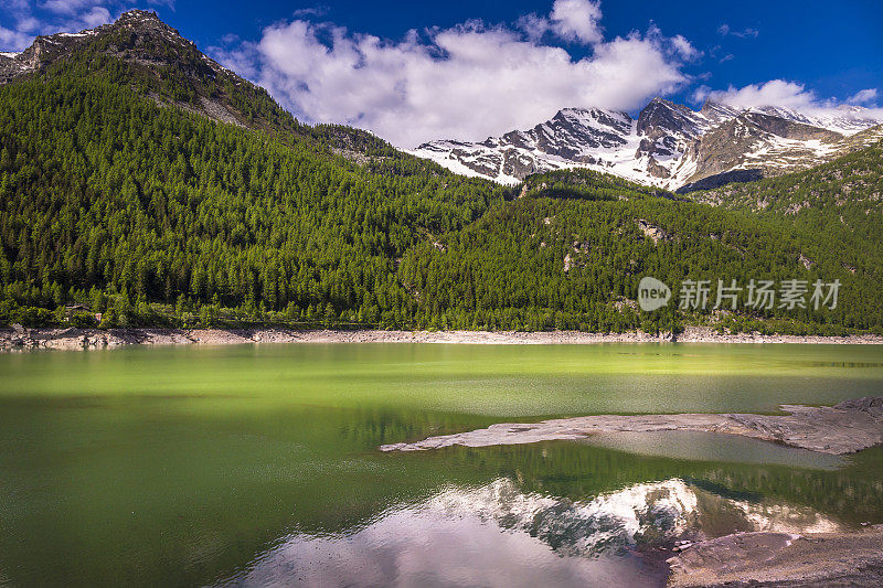 塞雷索尔湖和阿尔卑斯山景观–大帕拉迪索–意大利