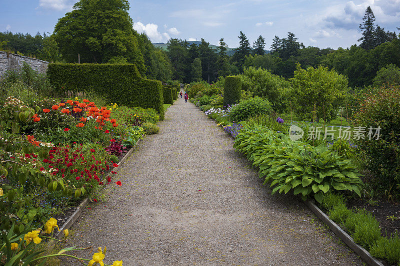 在一个阴天里，游客们参观布莱尔城堡附近的花园。