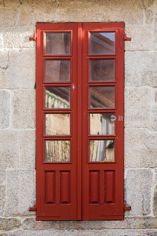 西班牙加利西亚欧伦塞省Allariz村传统石屋的旧网络窗口关闭。