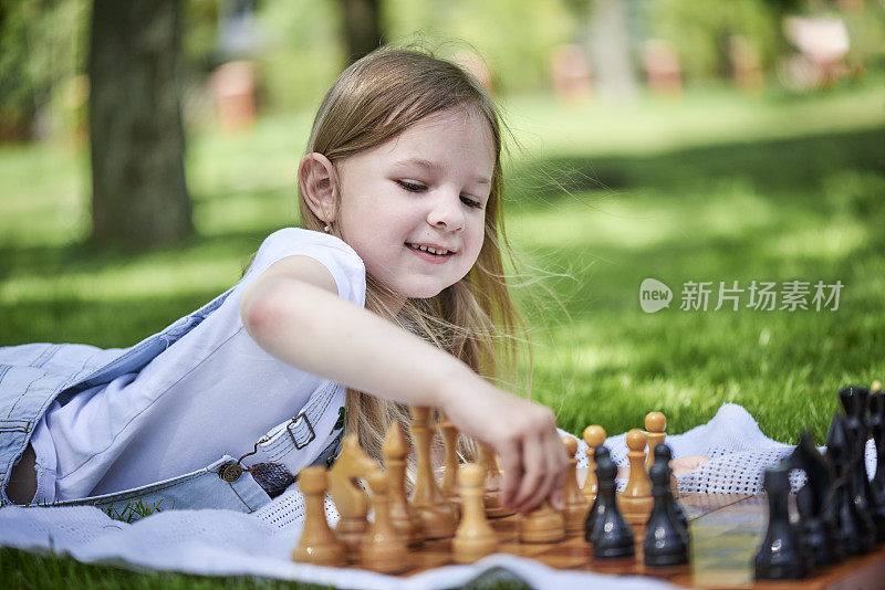 小女孩在下棋