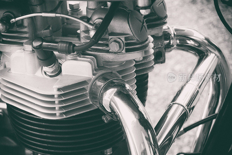 老式摩托车发动机和排气管