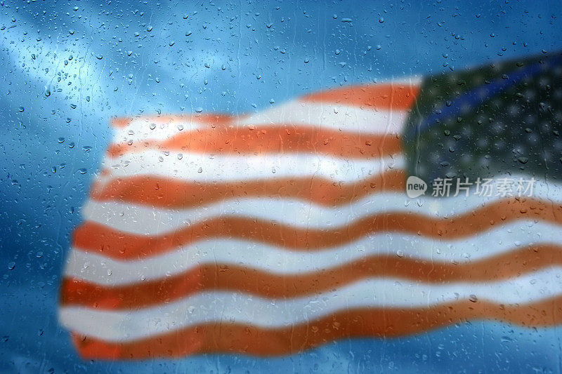 在雨天挥舞美国国旗