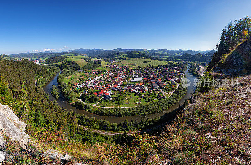 斯洛伐克波德比尔村附近的乌拉瓦河弯的空中全景图