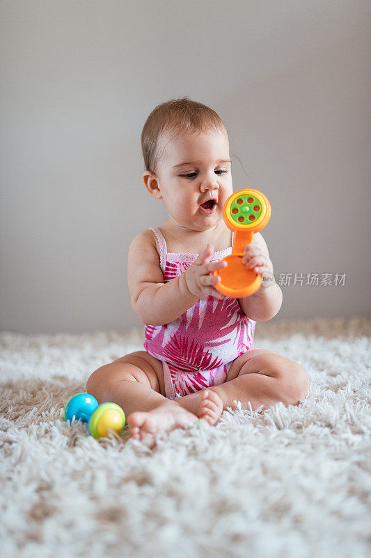 6个月大的女婴在玩玩具