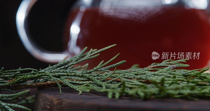 圣诞树枝对茶壶。特写镜头