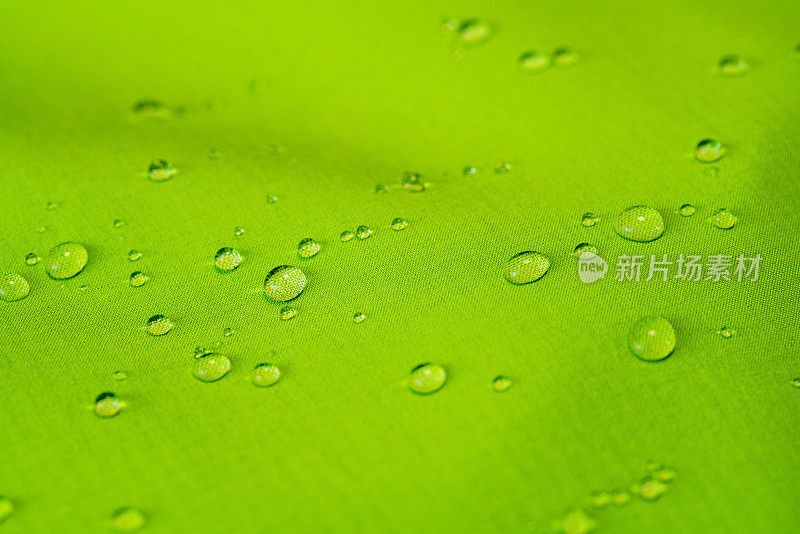 水滴在绿色防水织物上