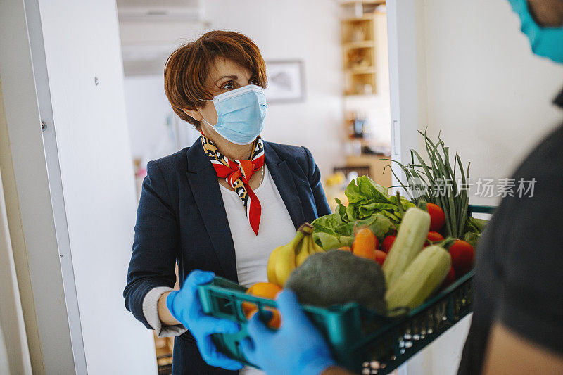 送货上门的食品杂货-冠状病毒疫情