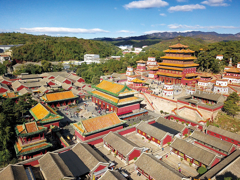 普宁寺，俗称大佛寺，是中国河北承德的一座佛教寺院建筑群。