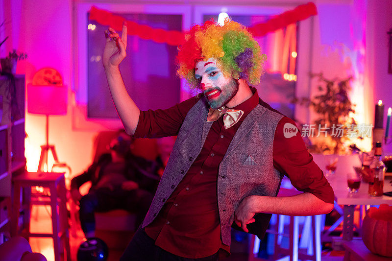一个年轻人在万圣节派对上摆小丑造型