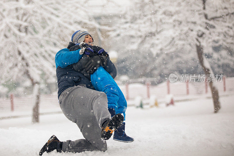 在雪中嬉戏