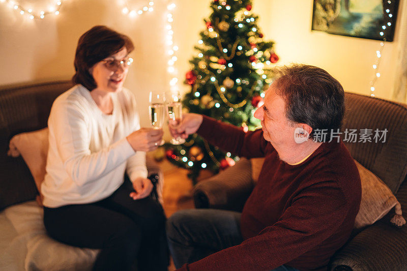 一对老年夫妇庆祝除夕