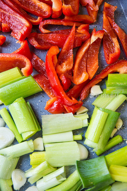 把切碎的蔬菜放在烤盘上