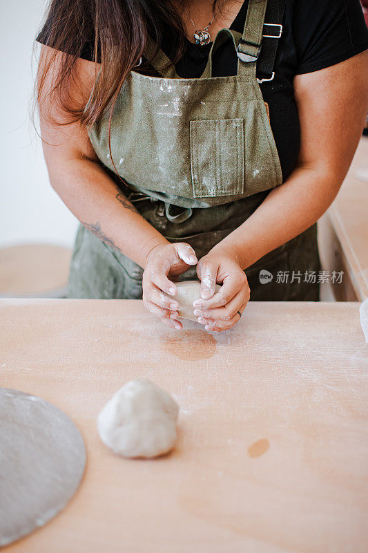 在陶瓷工坊艺术工作室工作的妇女