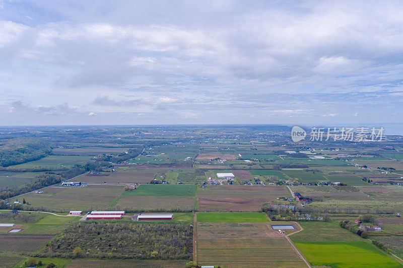 春季在加拿大安大略省尼亚加拉瀑布地区的农场和果园