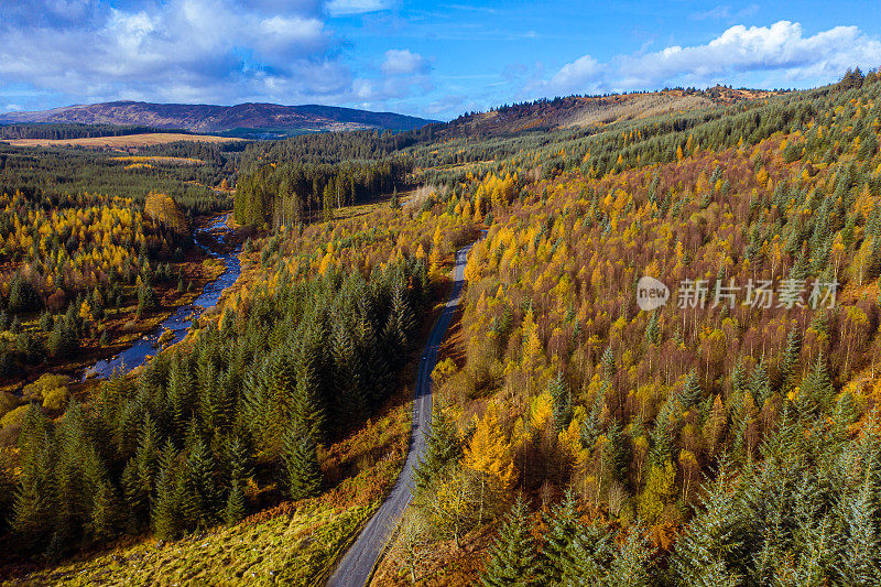 苏格兰西南部邓弗里斯和加洛韦森林公路的高角度无人机视图