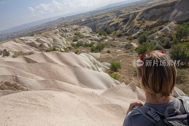 年轻人早晨徒步穿越沙丘