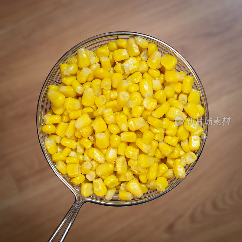 黄色的玉米罐头有一个滤锅