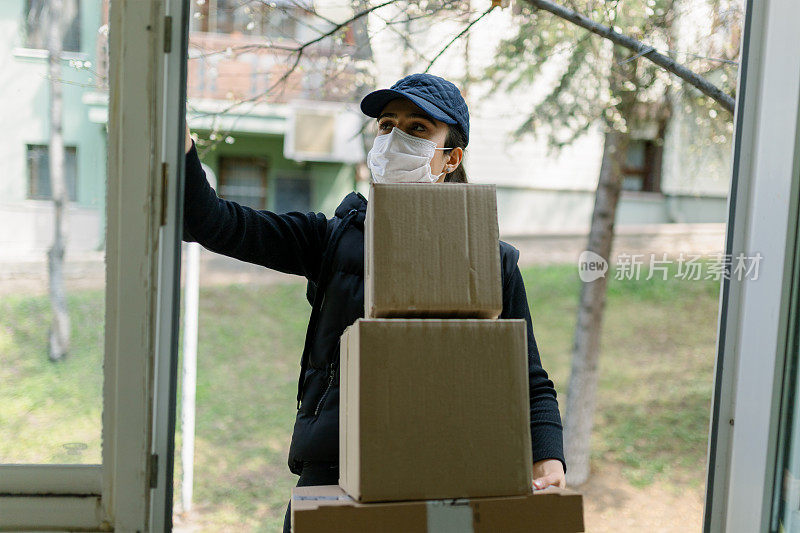 快递员正在递送里面装着包裹的纸箱